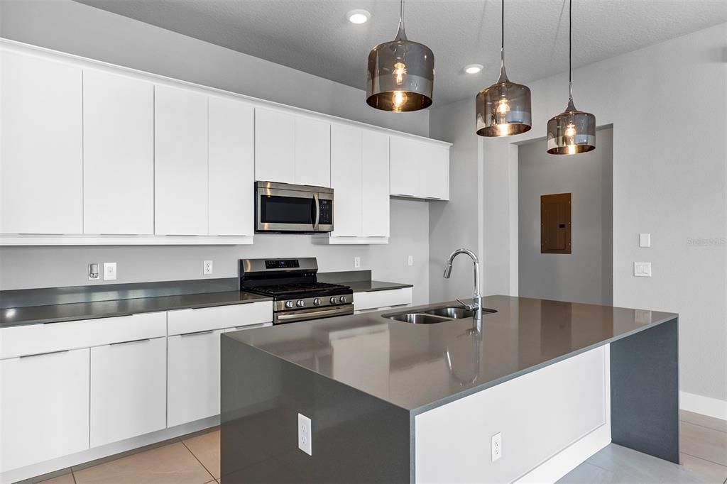 待售: $310,000 (4 贝兹, 3 浴室, 1771 平方英尺)