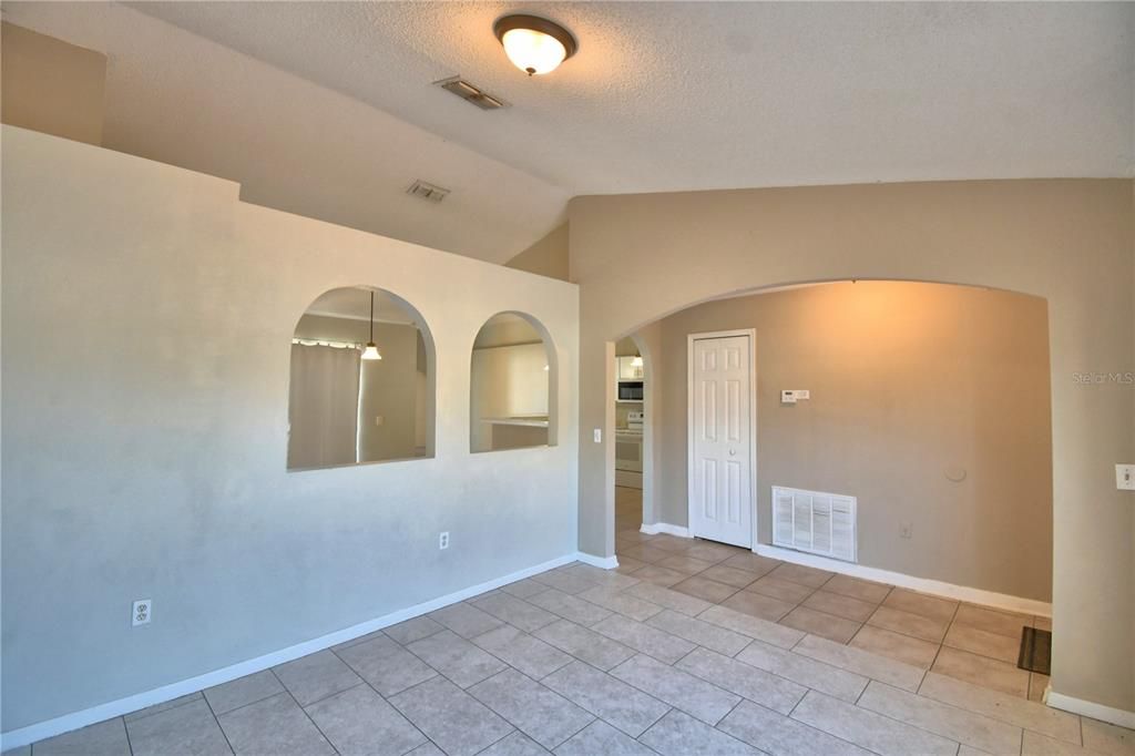 For Rent: $1,725 (4 beds, 2 baths, 1640 Square Feet)