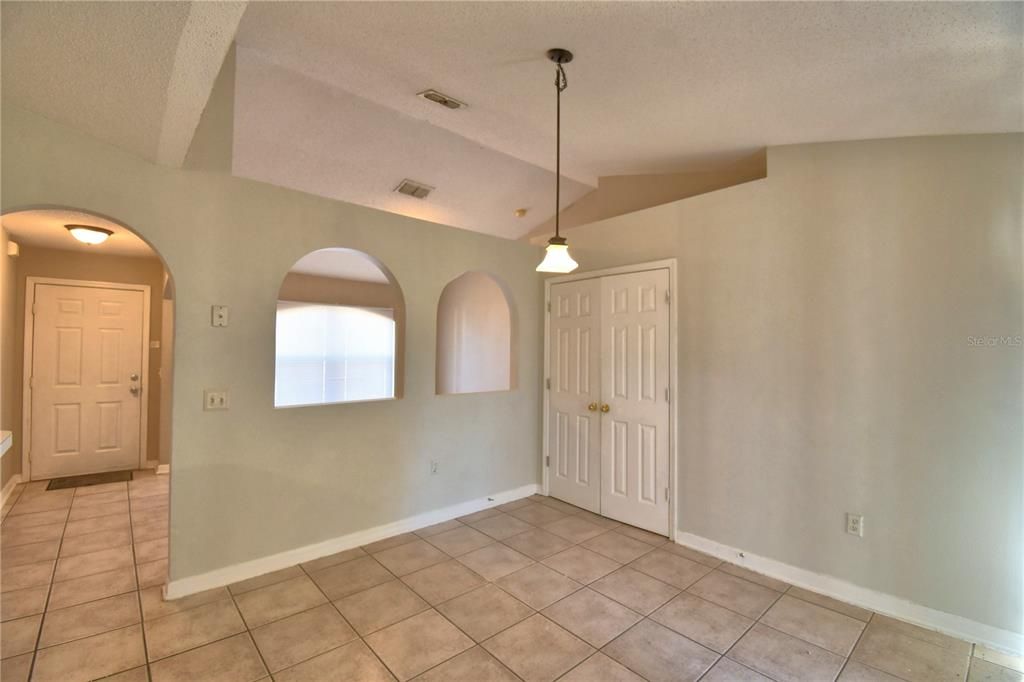 For Rent: $1,725 (4 beds, 2 baths, 1640 Square Feet)