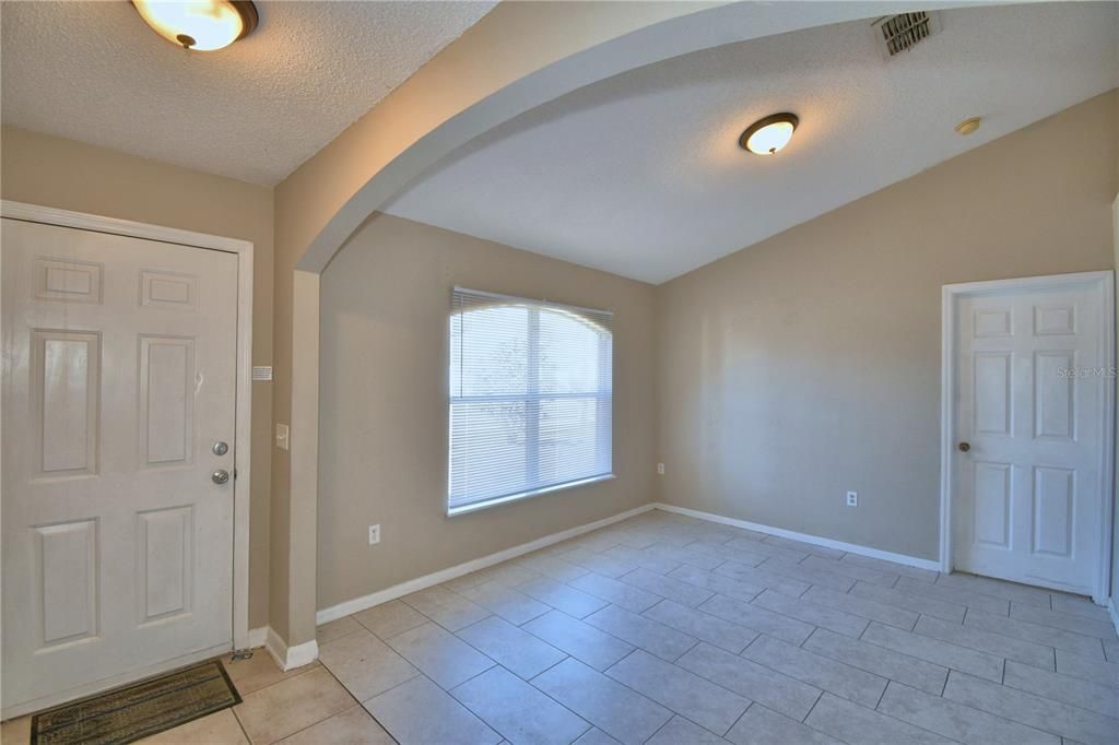 For Rent: $1,725 (4 beds, 2 baths, 1640 Square Feet)