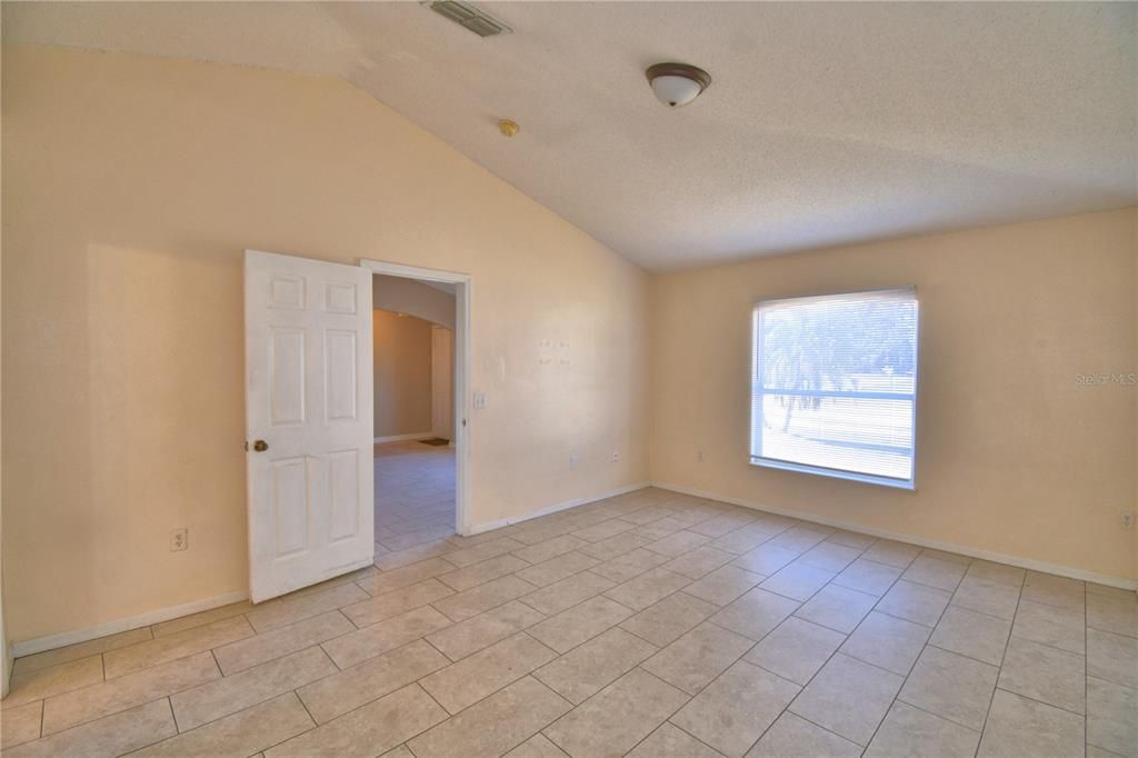 For Rent: $1,725 (4 beds, 2 baths, 1640 Square Feet)