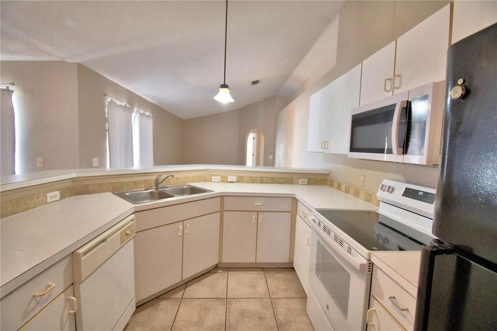 For Rent: $1,725 (4 beds, 2 baths, 1640 Square Feet)