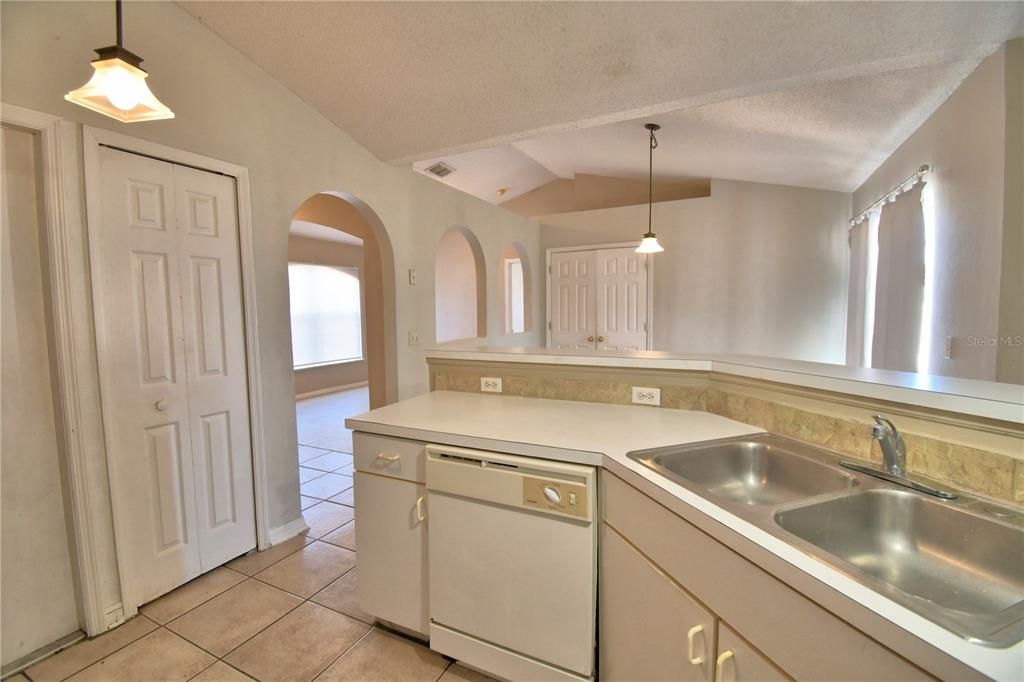 For Rent: $1,725 (4 beds, 2 baths, 1640 Square Feet)