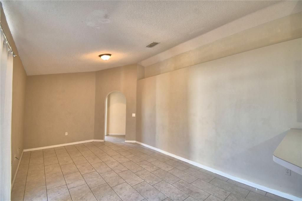 For Rent: $1,725 (4 beds, 2 baths, 1640 Square Feet)