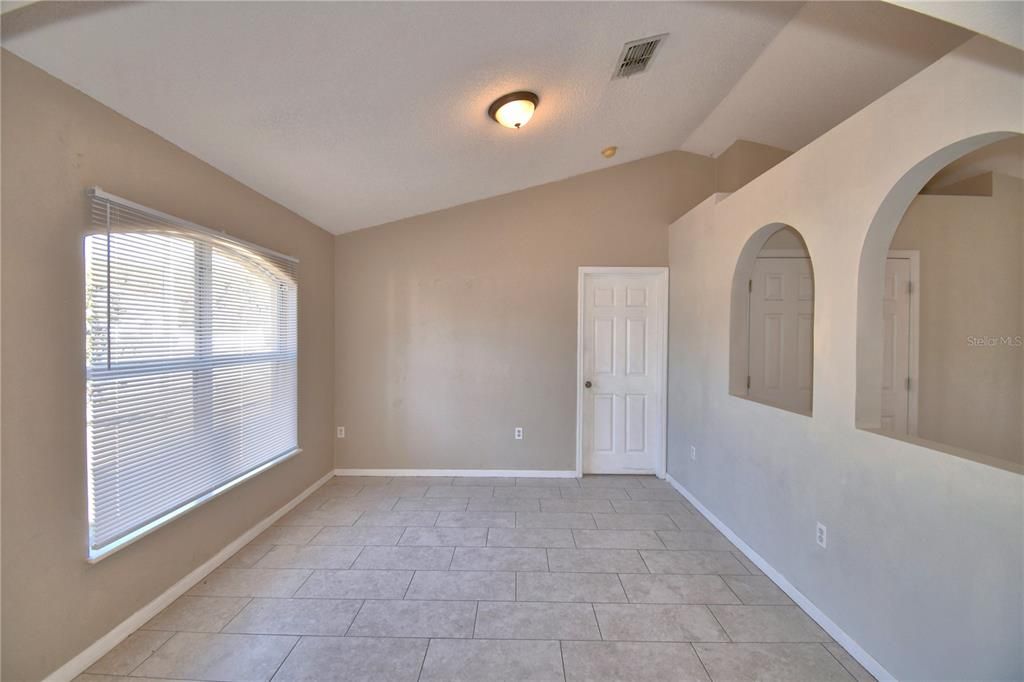 For Rent: $1,725 (4 beds, 2 baths, 1640 Square Feet)