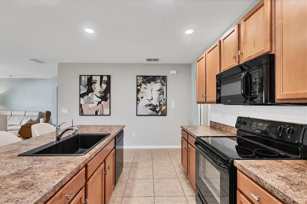 На продажу: $300,000 (4 спален, 2 ванн, 1846 Квадратных фут)