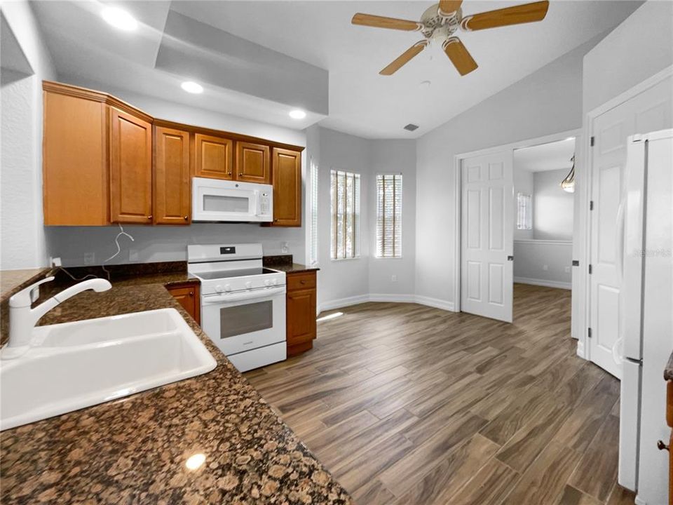 На продажу: $371,000 (4 спален, 3 ванн, 2412 Квадратных фут)