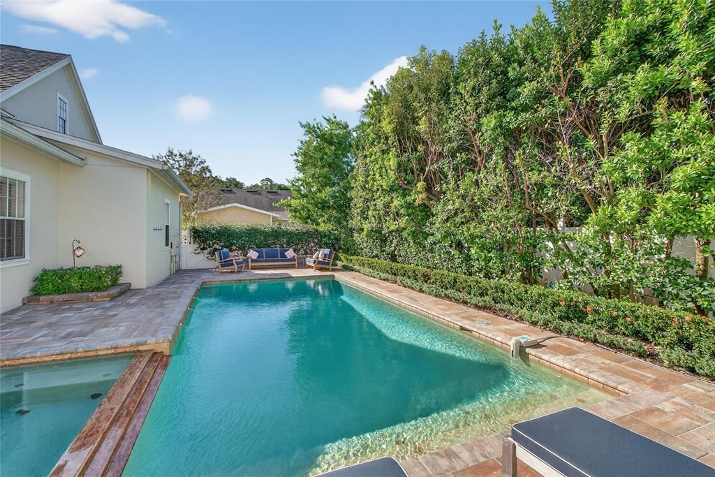 合同活跃: $1,615,000 (4 贝兹, 3 浴室, 3268 平方英尺)