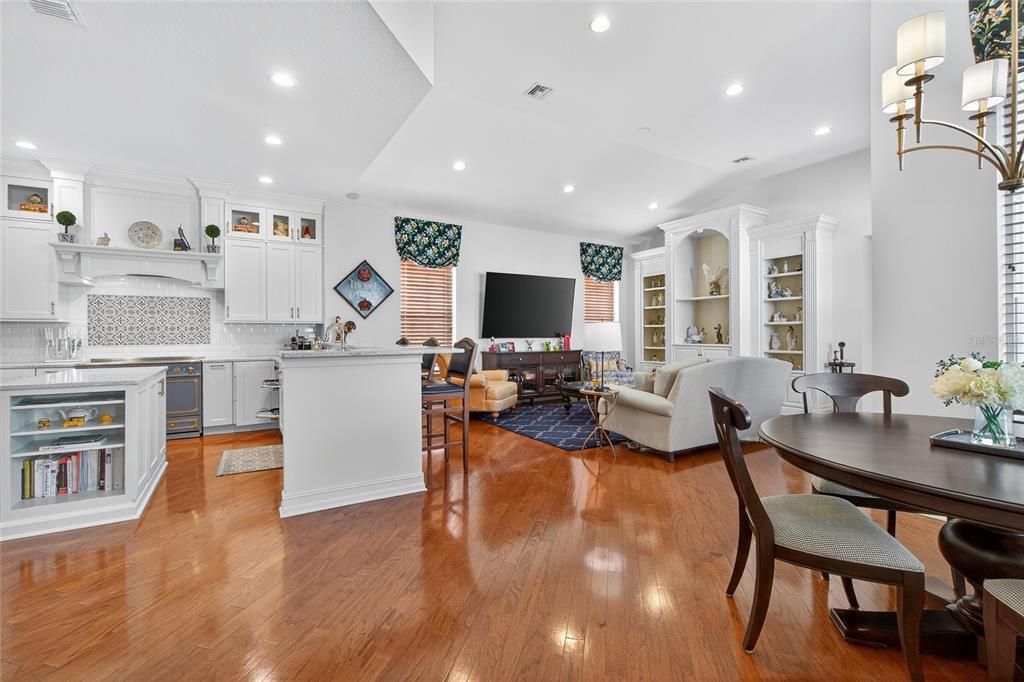 合同活跃: $1,615,000 (4 贝兹, 3 浴室, 3268 平方英尺)