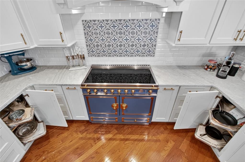 合同活跃: $1,615,000 (4 贝兹, 3 浴室, 3268 平方英尺)