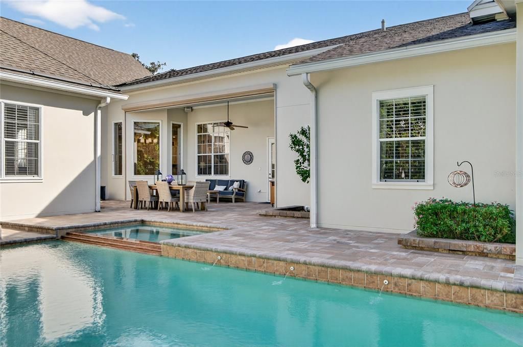 合同活跃: $1,615,000 (4 贝兹, 3 浴室, 3268 平方英尺)