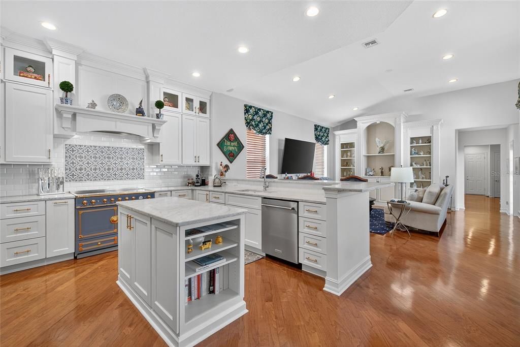 合同活跃: $1,615,000 (4 贝兹, 3 浴室, 3268 平方英尺)