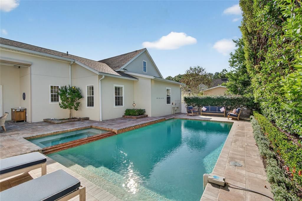 合同活跃: $1,615,000 (4 贝兹, 3 浴室, 3268 平方英尺)