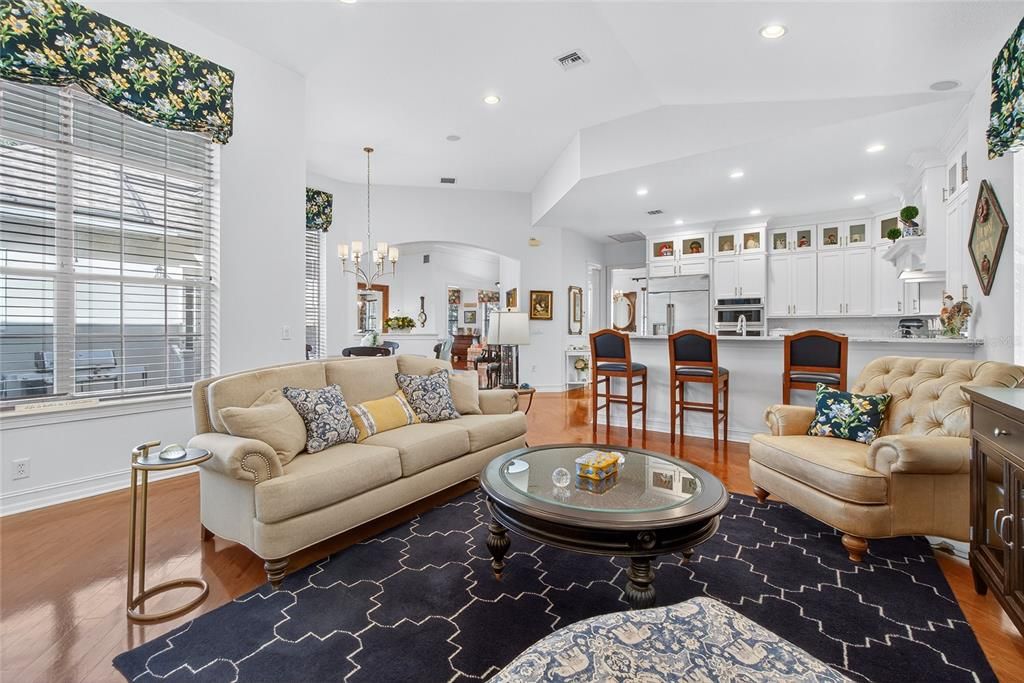 合同活跃: $1,615,000 (4 贝兹, 3 浴室, 3268 平方英尺)