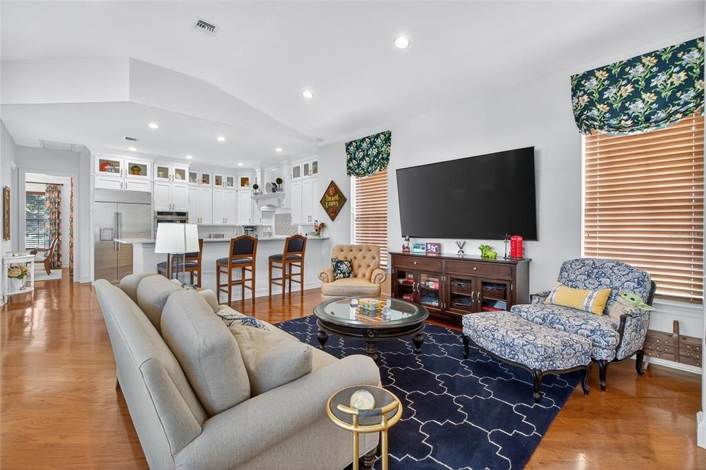 合同活跃: $1,615,000 (4 贝兹, 3 浴室, 3268 平方英尺)