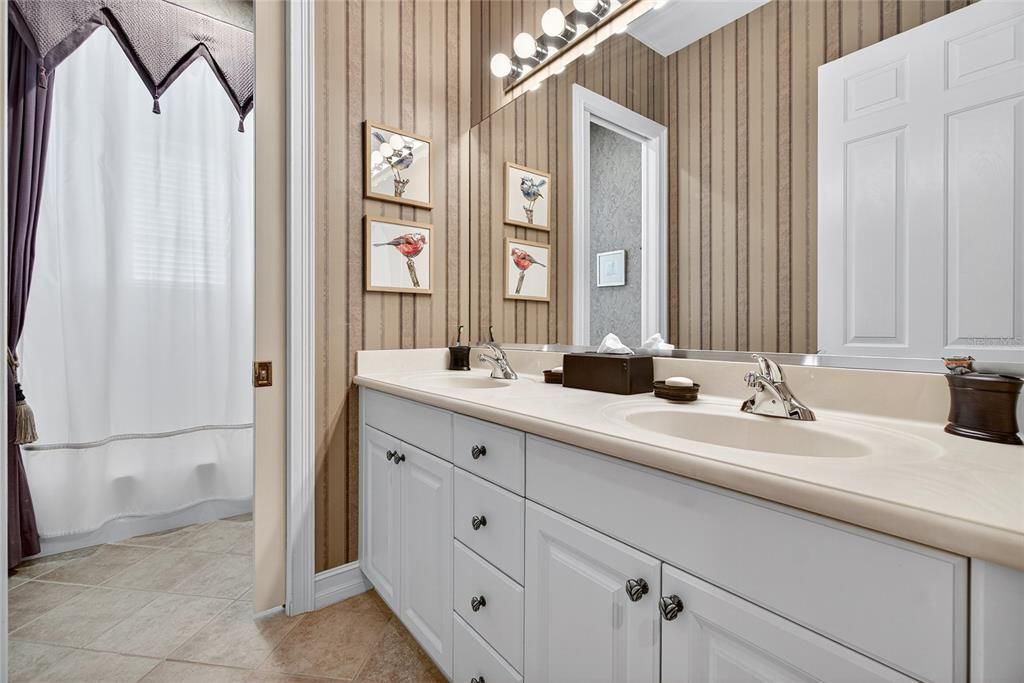 合同活跃: $1,615,000 (4 贝兹, 3 浴室, 3268 平方英尺)