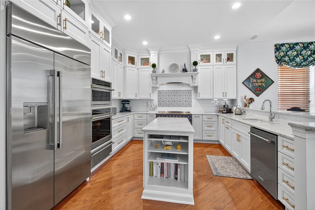 合同活跃: $1,615,000 (4 贝兹, 3 浴室, 3268 平方英尺)