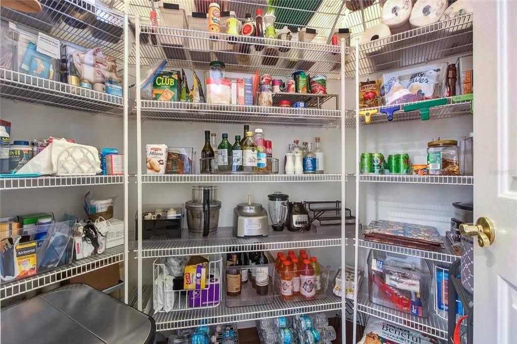 合同活跃: $1,615,000 (4 贝兹, 3 浴室, 3268 平方英尺)