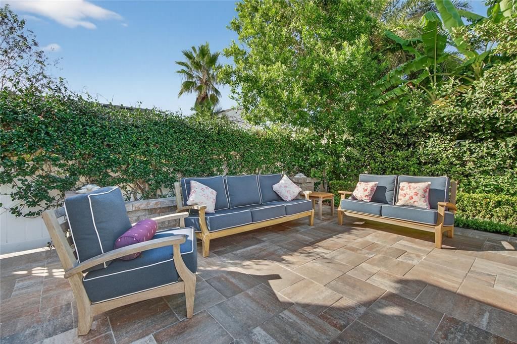 合同活跃: $1,615,000 (4 贝兹, 3 浴室, 3268 平方英尺)