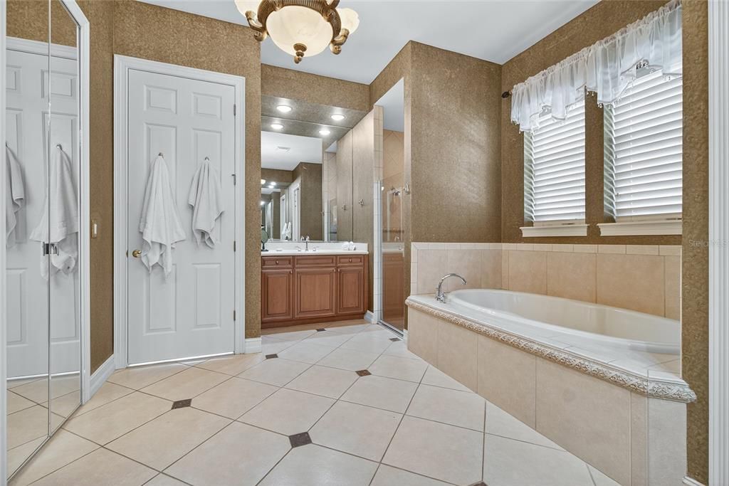 合同活跃: $1,615,000 (4 贝兹, 3 浴室, 3268 平方英尺)