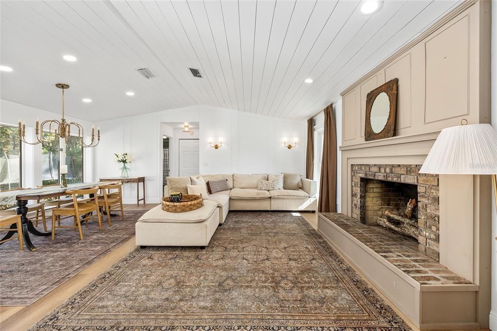 For Sale: $339,000 (2 beds, 2 baths, 1402 Square Feet)