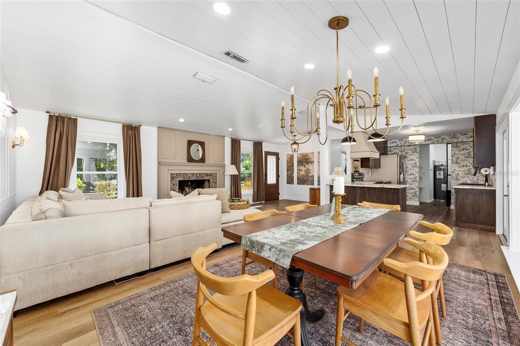 For Sale: $339,000 (2 beds, 2 baths, 1402 Square Feet)