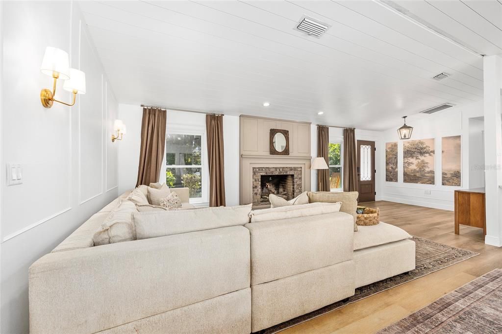 For Sale: $339,000 (2 beds, 2 baths, 1402 Square Feet)