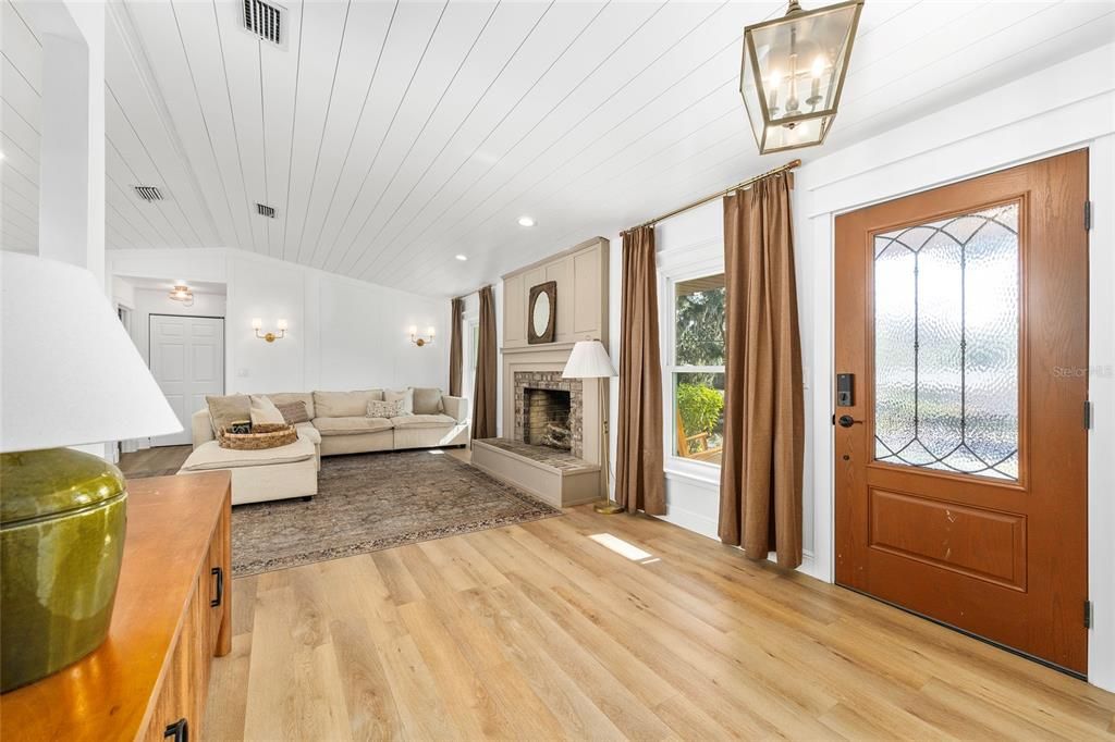 For Sale: $339,000 (2 beds, 2 baths, 1402 Square Feet)