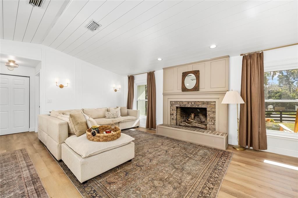 For Sale: $339,000 (2 beds, 2 baths, 1402 Square Feet)