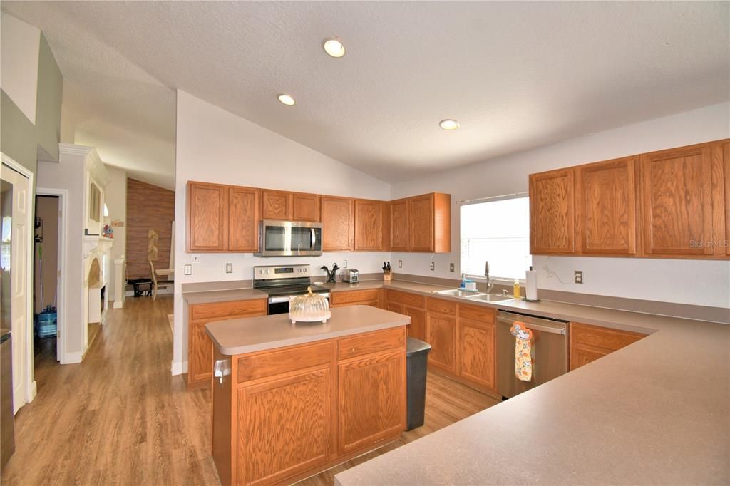 For Sale: $395,000 (3 beds, 2 baths, 1902 Square Feet)