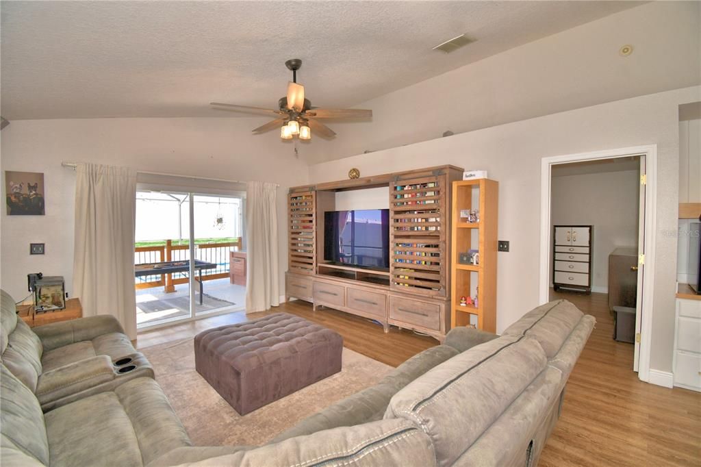 For Sale: $395,000 (3 beds, 2 baths, 1902 Square Feet)