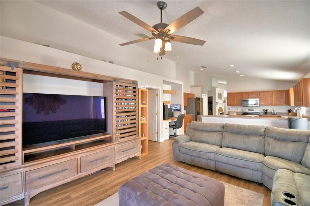 For Sale: $395,000 (3 beds, 2 baths, 1902 Square Feet)