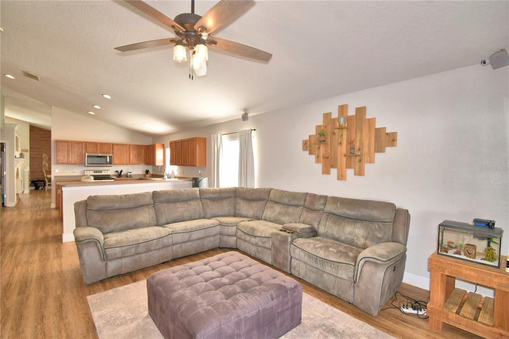 For Sale: $395,000 (3 beds, 2 baths, 1902 Square Feet)