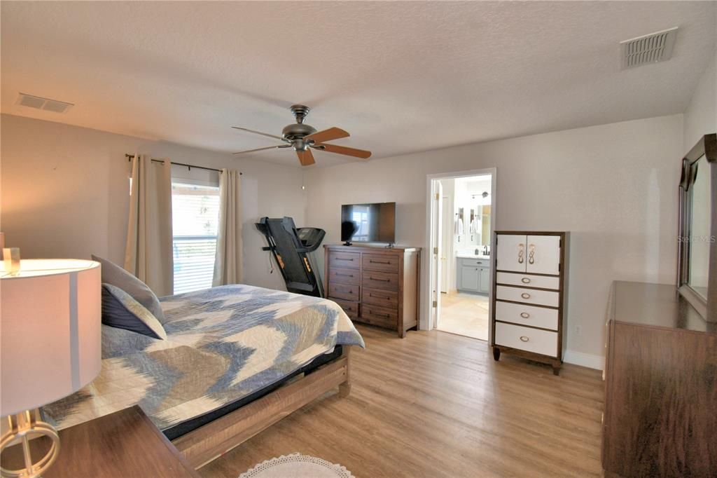 For Sale: $395,000 (3 beds, 2 baths, 1902 Square Feet)