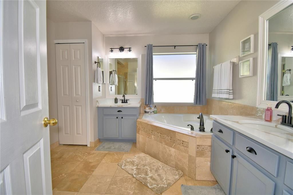 For Sale: $395,000 (3 beds, 2 baths, 1902 Square Feet)