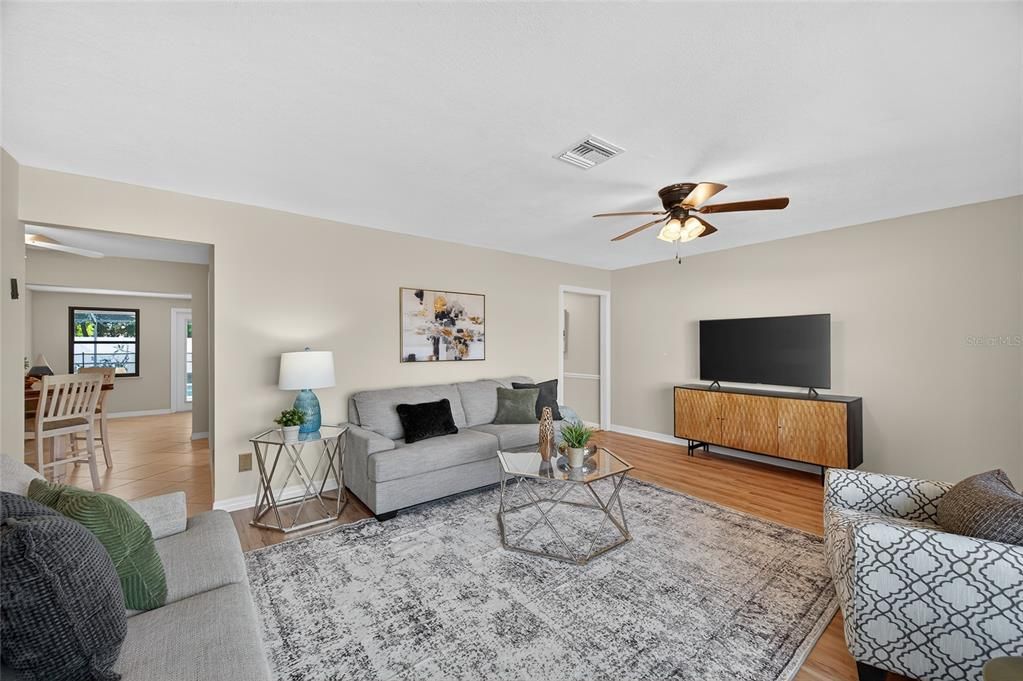 合同活跃: $475,000 (3 贝兹, 2 浴室, 1547 平方英尺)