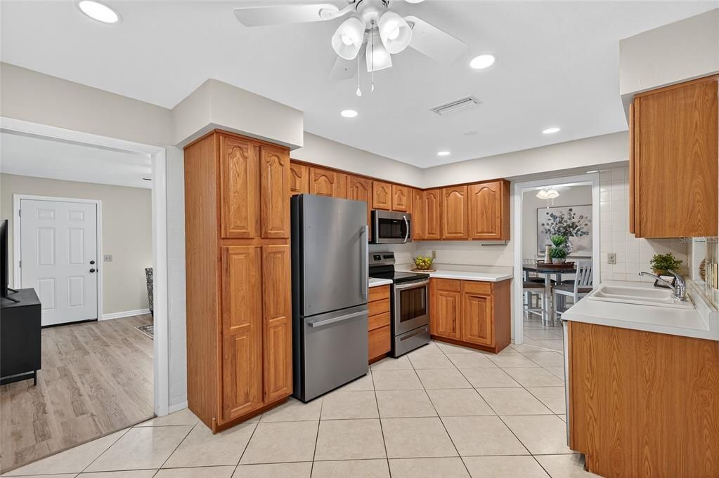 合同活跃: $475,000 (3 贝兹, 2 浴室, 1547 平方英尺)