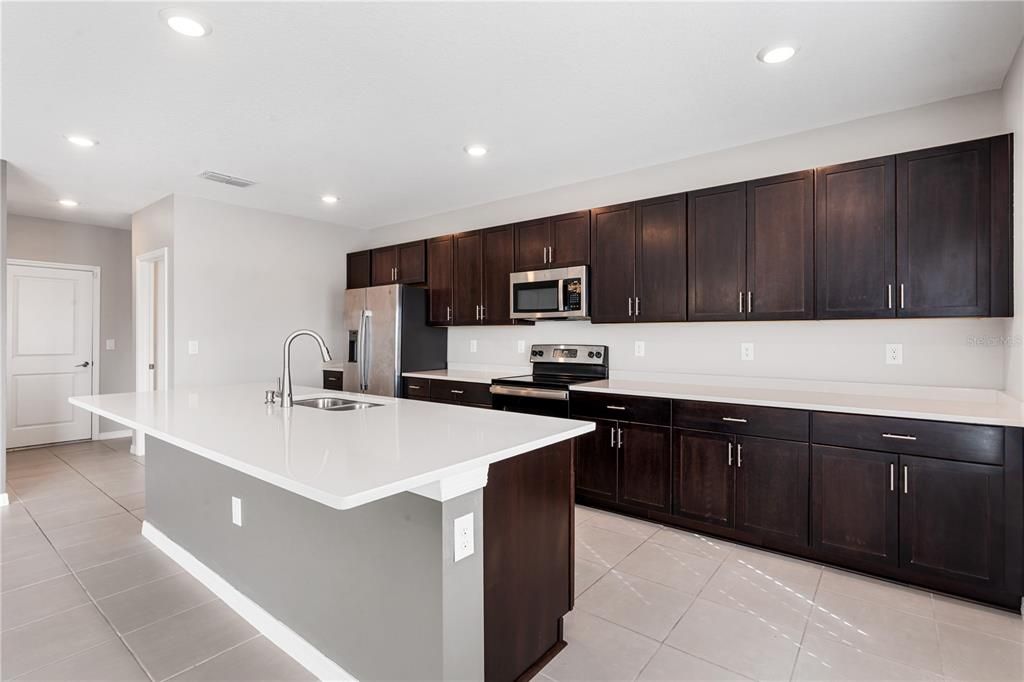 En Venta: $499,000 (4 camas, 2 baños, 2143 Pies cuadrados)