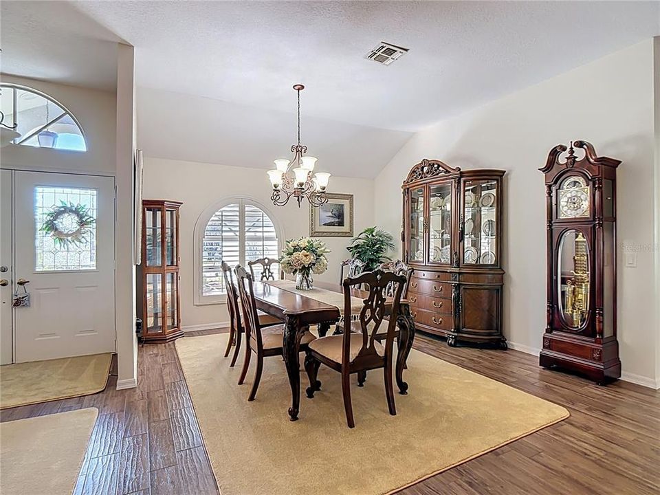 合同活跃: $345,900 (3 贝兹, 2 浴室, 3283 平方英尺)