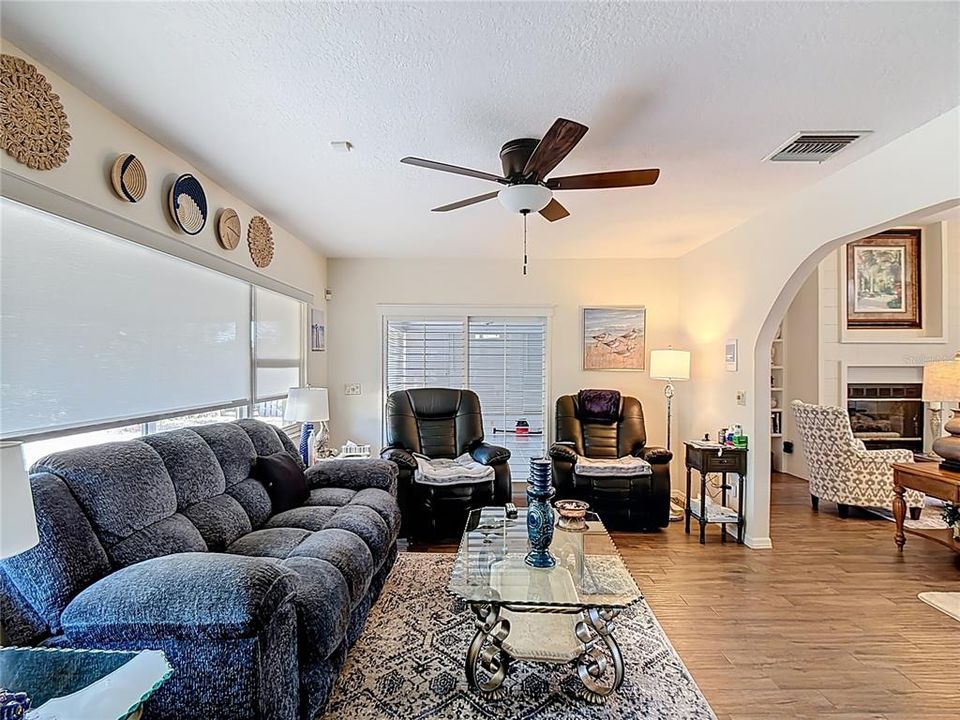 合同活跃: $345,900 (3 贝兹, 2 浴室, 3283 平方英尺)