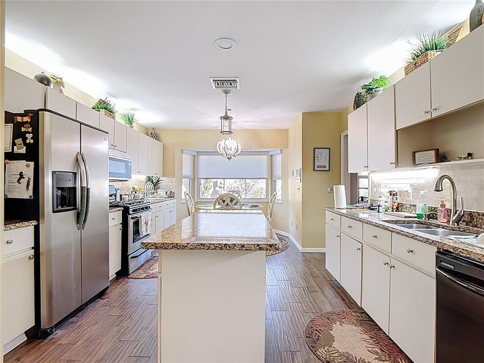 合同活跃: $345,900 (3 贝兹, 2 浴室, 3283 平方英尺)