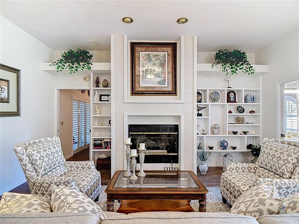 合同活跃: $345,900 (3 贝兹, 2 浴室, 3283 平方英尺)