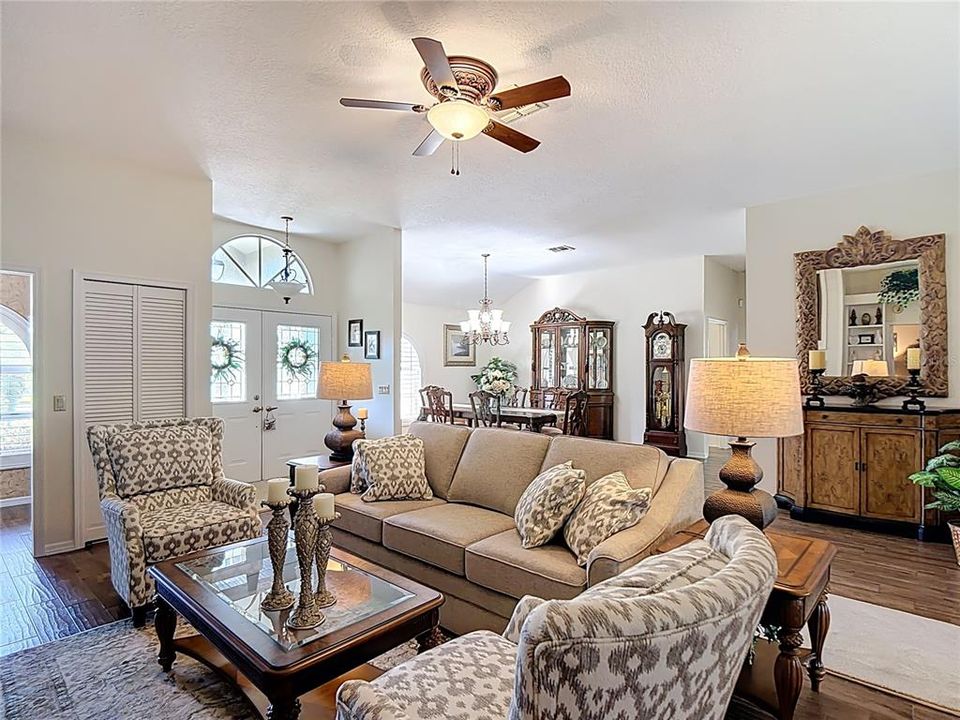 合同活跃: $345,900 (3 贝兹, 2 浴室, 3283 平方英尺)