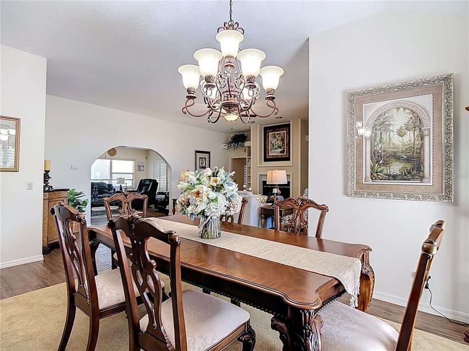 合同活跃: $345,900 (3 贝兹, 2 浴室, 3283 平方英尺)