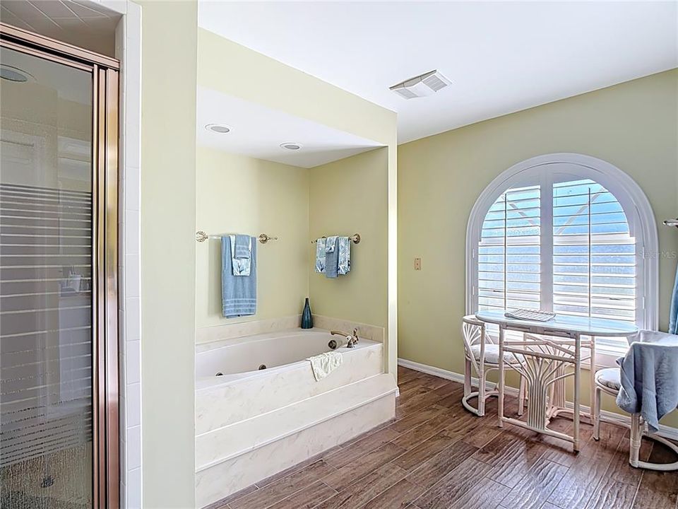 合同活跃: $345,900 (3 贝兹, 2 浴室, 3283 平方英尺)