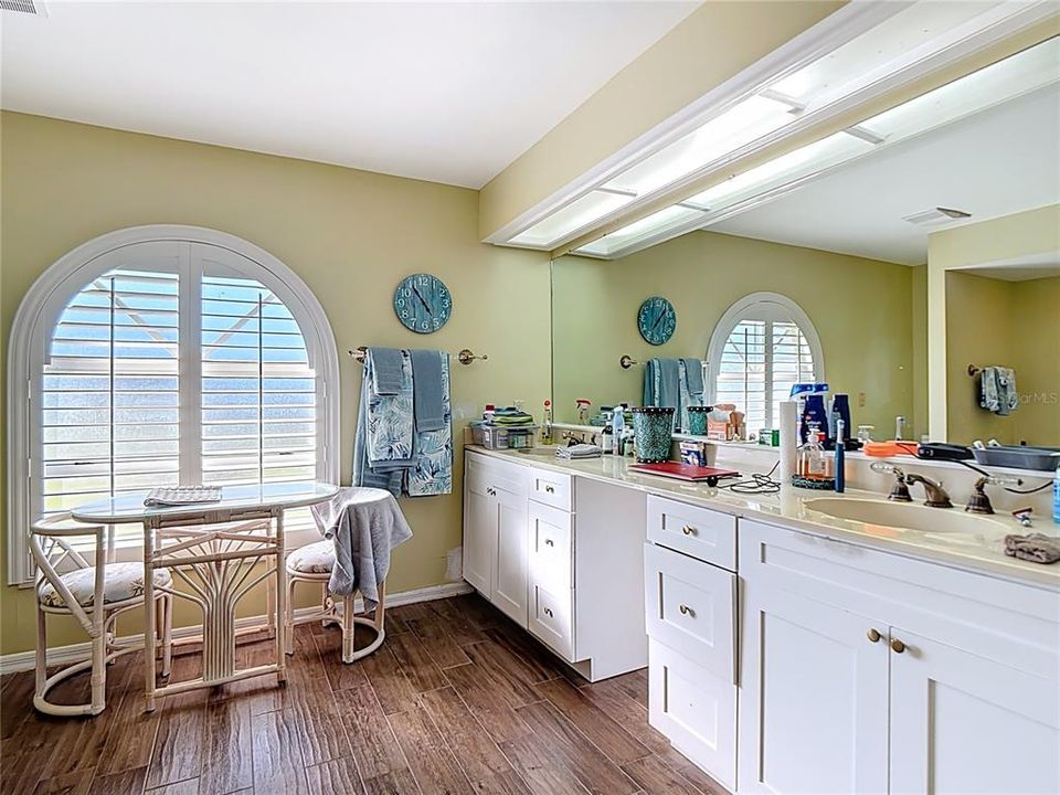 合同活跃: $345,900 (3 贝兹, 2 浴室, 3283 平方英尺)