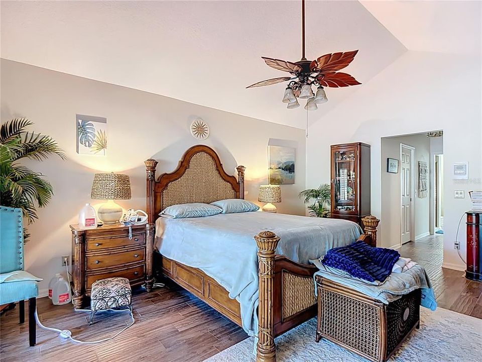 合同活跃: $345,900 (3 贝兹, 2 浴室, 3283 平方英尺)