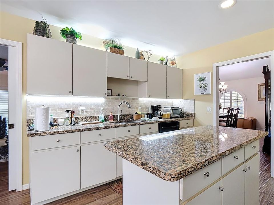 合同活跃: $345,900 (3 贝兹, 2 浴室, 3283 平方英尺)