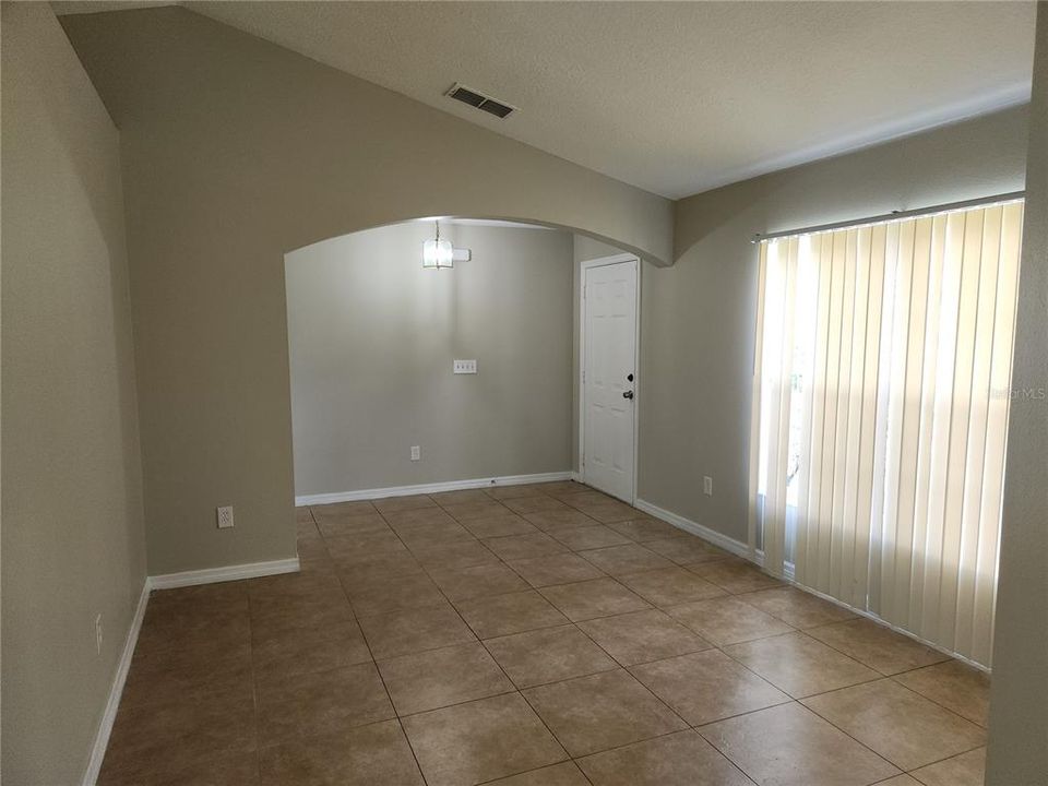 For Rent: $1,900 (4 beds, 2 baths, 1605 Square Feet)