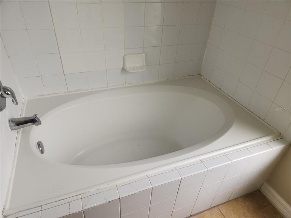 For Rent: $1,900 (4 beds, 2 baths, 1605 Square Feet)